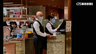 颱風天吃鼎泰豐抽號碼牌　董事長親自服務