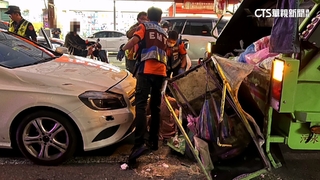 疑未注意車前狀況　名車撞垃圾車7民眾受傷