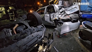 砰！台中駕駛自撞翻覆　殃及路邊2轎車5機車