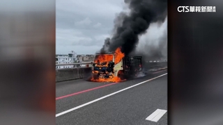 國道火燒車濃煙密布　車輛黑煙裡摸黑逃出