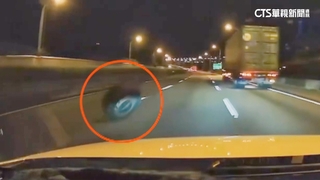 國道血滴子！　大車輪胎噴飛撞擊後車幸無人傷