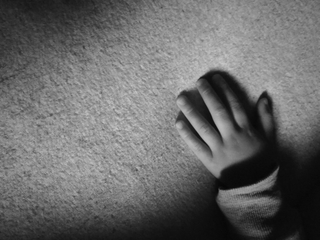 高雄保母鞋拔揮打、重摔浴盆虐死2歲童　檢方起訴求重判