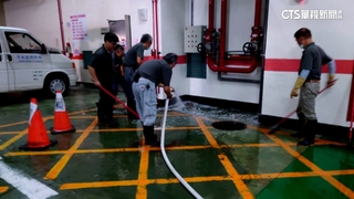 全是泡沫！　疑遭惡作劇？台中某科大停車場下「泡泡雨」