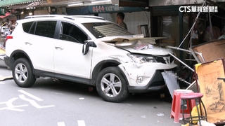 婦人駕車衝撞大稻埕商圈店面　1攤販輕傷送醫