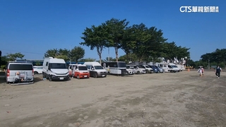 搶「賞國慶焰火最佳位置」　30多輛露營車卡位