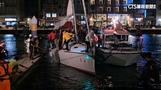 帆船舵板斷裂失動力　10人海上漂流1天驚險獲救