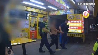 賊潛超商偷千元　女店員追攔扭打　民眾協逮報警