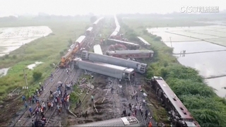 印度火車撞貨運列車　車廂橫躺鐵軌19輕重傷