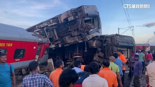 印度火車撞貨運列車　12節車廂出軌翻覆19傷