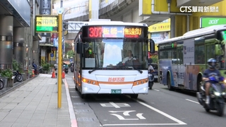 紅線臨停駕駛突開車門　公車急剎乘客慘摔2送醫