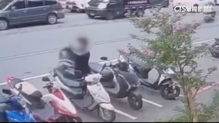 機車停在車格被惡意移至車道　車主喊冤急報警求助