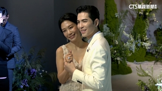 世紀婚禮！蕭敬騰甜吻愛妻　13.33克拉婚戒藏深意