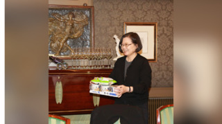 蔡英文抵達捷克　與當地留學生見面送「台灣味」解鄉愁　