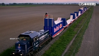 越野單車新境界！　行駛火車上秀單車花式特技