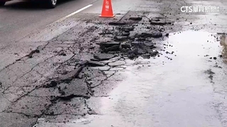 台中南區水管爆！　路面隆起裂開「水從地面狂冒」