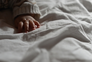 台中保母不滿男嬰哭鬧  劇烈搖晃釀腦傷   要關4年6月