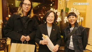 蔡前總統訪歐行抵法　台夫婦熱情帶可頌「探班」