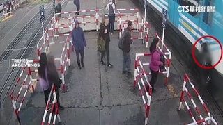 通勤客過鐵軌滑手機險遭撞　鬼門關前走一遭