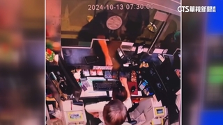 台鐵女乘客不滿換票沒位　鐵盤砸售票員畫面曝光