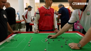 手指足球賽！　300選手比「彈指神功」推公仔踢球