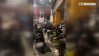 高捷岡山站機車占人行道不罰？　警認疏失：嚴取締