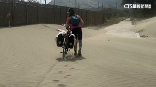 「沙」很大！苗栗後龍風沙阻道　自行車變「手推車」