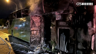 國道客運燒成火球　乘客司機驚逃幸無傷亡