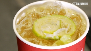 咖啡店員練二頭肌？！　苦瓜檸檬一杯「爆打30下」