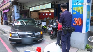 疑拐杖卡油門　酒駕翁錯打倒車檔撞店家騎樓
