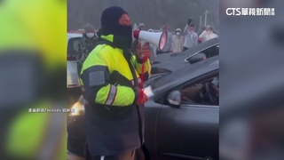 武嶺「追星」又見違停塞爆　警廣播開罰遊客叫好