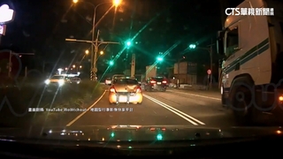 命案？「車廂掛腿」嚇壞後車　駕駛曝真相：坐不下