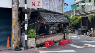 機車飛撞攤位　陳澄波故居「冰品名店」位移30公分