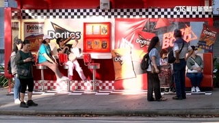 敦化南路公車站「穿新衣」　美式復古風乘客搶拍