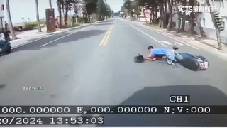 超車不慎摔車險遭遊覽車輾　騎士走人「肇逃」送辦