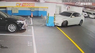 內湖撞車翻版？中壢15歲少年「偷開父車」狂飆撞柱