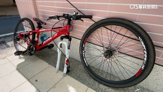 才買3個月...騎單車前輪突脫落　小六童摔斷牙