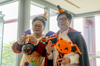 萬聖節特別版「女巫水果奶奶」現身高雄！　與陳其邁合體撒糖