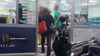 雙載機車闖燈還按喇叭！　直行騎士險遭撞爆口角