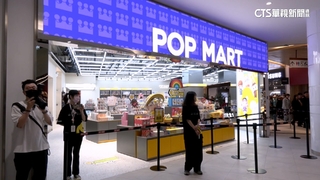 冒雨夜排！　三井Outlet二館今試營運　民瘋搶限量公仔