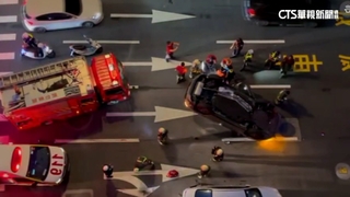 台北男失控撞路邊車翻覆掛彩　酒測值達0.79