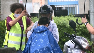 潭美颱風劇烈豪雨　雙北教育局宣布：授權學校自行決定停班停課