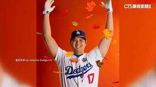 拍宣傳與世界大賽金盃同框　大谷好心情寫臉上