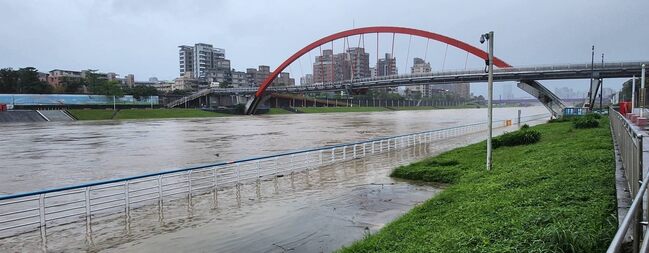 豪雨炸台北 基隆河上游「水位上漲」　北市水利處籲：遠離河濱以策安全 | 華視新聞