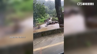 三芝又下暴雨！　巨石卡水溝溢流.水漫八賢里成災