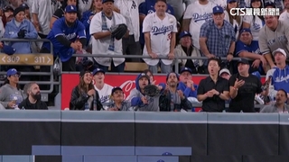道奇球迷伸手接球干擾比賽　險影響最終勝負