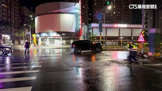 碰！　深夜自撞分隔島　車留原地駕駛不見蹤影