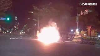 危險！　宮廟遶境街頭放炮　騎士急閃險釀追撞