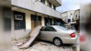 連8震！4樓女兒牆崩落砸車　整排透天厝恐列危樓