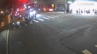 計程車大迴轉騎士追撞卡車底　民眾合力抬車救人