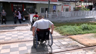 高雄輕軌無障礙坡道「出現斷層」　輪椅族被迫繞路